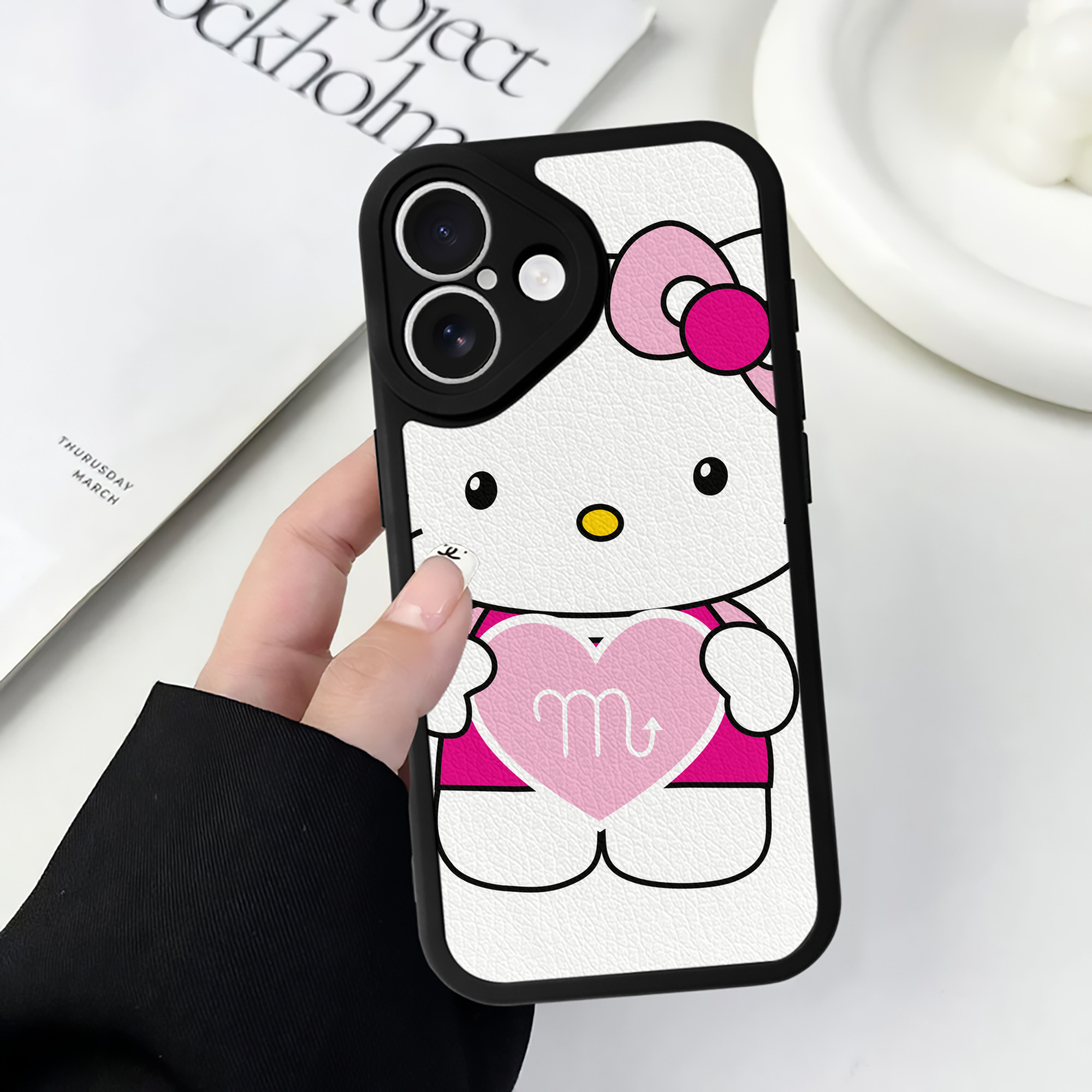 （画像用） Hello Kitty ハローキティ 【iPhone 16シリーズ対応】シリコンスマホケース（レザー調） 材質：シリコン